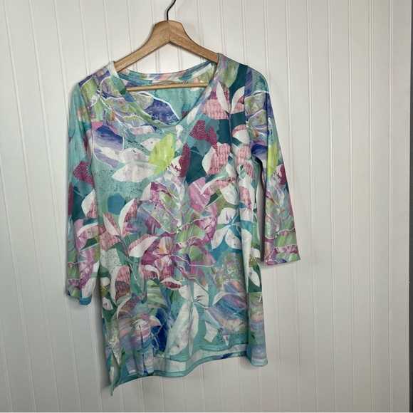 Soft Surroundings Top Small Floral Tropical Multicolor V-neck 3/4 Sleeve Shirt - Picture 1 of 10